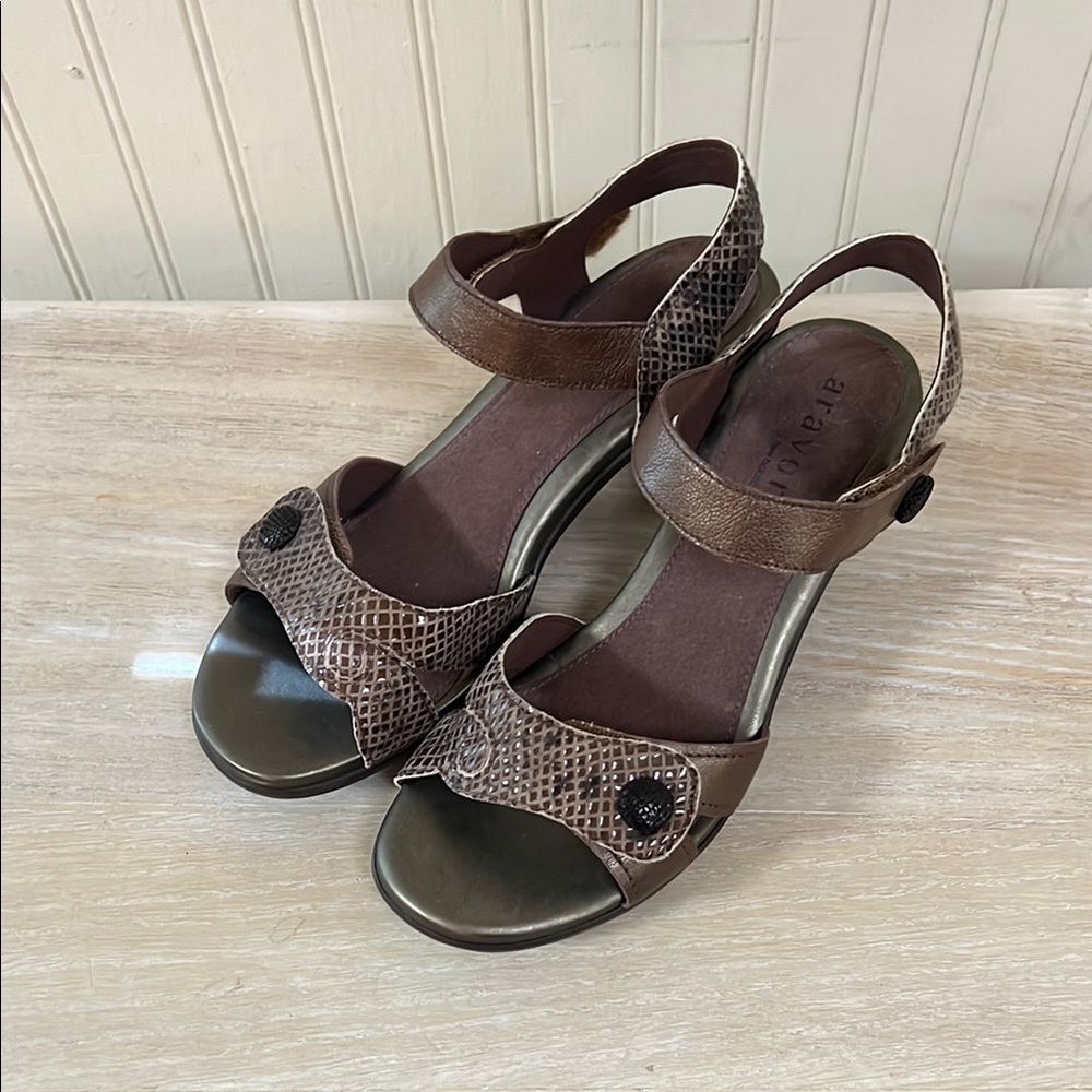 Aravon Brown Comfort Sandals with Adjustable Strap - 7.5 Wide